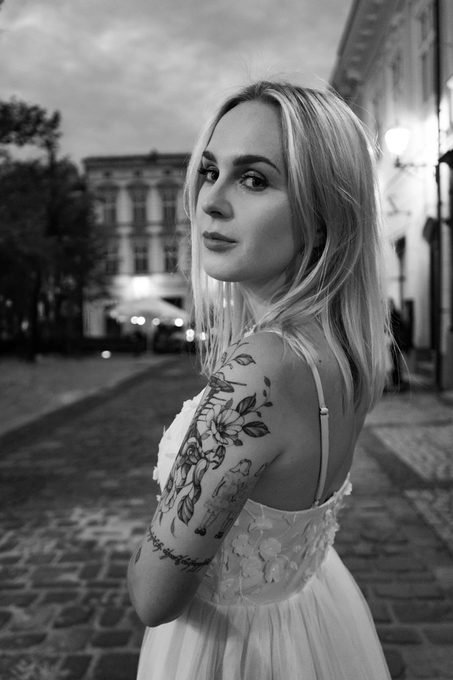 Fot. Małgorzata Drabina Czarno-biały portret panny młodej z tatuażami na tle miejskiego placu