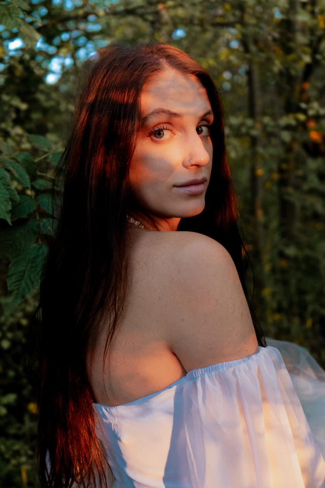 Portret panny młodej w ciepłym świetle wśród liści